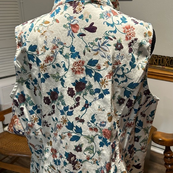 Drapers And Damons, Full Zip Vest, White Floral with Gold Zipper Size XL - Picture 9 of 10
